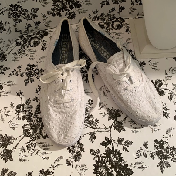 white eyelet tennis shoes